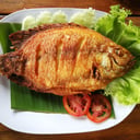 Foto de  EJECUTIVO:  Mojarra frita ,arroz de coco con uvas , patacones ensalada de aguacate y limonada  esponjado de maracuyá