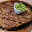 Foto de EJECUTIVO : Churrasco con chimichurri, papa salada, ensalada de vegetales ,postre arroz con leche