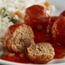 Foto de menú casero jueves :sopa de pasta, albóndigas de carne ensalada rusa jugo /dulce