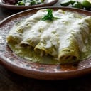 Foto de Enchiladas suizas rellenas con pollo acompañadas con frijoles y arroz 