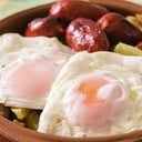 Foto de huevos rotos con chorizo
