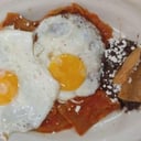Foto de Chilaquiles rojos con huevo