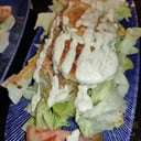 Foto de Mezclum de lechugas, queso de cabra, nueces, pasas, bacón, zanahorias y picotes