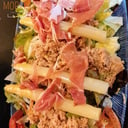 Foto de Mezclum de lechugas, tomate, atún, cebolla, espárragos, aceitunas, huevo y jamón