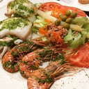 Foto de Enteritas y gambas con ensalada o patatas