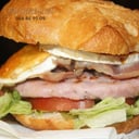 Foto de Morrison: burger de pollo, queso de cabra, crujiente de jamón serrano, lechuga y tomate