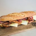 Foto de Bacon, queso emmental, pan tomate