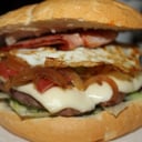 Foto de Especial: hamburguesa, lechuga, tomate, cebolla queso emmental, pepinillo, huevo y bacón