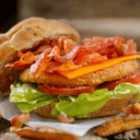 Foto de Crispy Chicken: Pollo crujiente, cheddar, bacon, lechuga, tomate