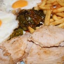 Foto de Lomo, huevos fritos, patatas fritas y pimiento verde