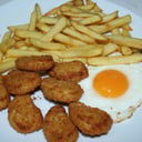 Foto de Nuggets de pollo, huevo frito y patatas fritas 