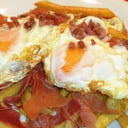 Foto de Huevos fritos con patatas y jamón (o chistorra o morcilla)