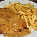 Foto de  Jägerschnitzel: Lomo rebozado con champiñones a la crema con patatas fritas