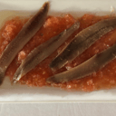 Foto de Anchoas en aceite de oliva con fondo de tomate