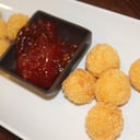 Foto de Cheeseball de queso crujiente con confitura de tomate