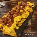 Foto de Nachos con tiras de bacon, salsa Gouda y orégano