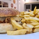 Foto de Con queso y patatas fritas