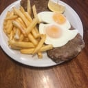 Foto de MILANESA COMPLETA HUEVO FRITO PAPAS FRITAS 