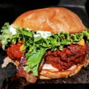 Foto de Buffalo chicken sandwich con Papas