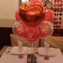 Foto de Decoracion de aniversario de 7 globos con corazones
