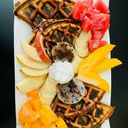 Foto de wafle relleno de guineo y fresa