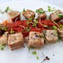 Foto de DADOS DE ATÚN CON TOMATE CONFITADO