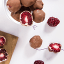 Foto de Frambuesas bañadas en chocolate blanco y negro