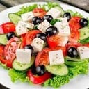 Foto de Ensalada GRIEGA (Tomate, Pepino, Queso Feta, Aceit.negras) ALIÑO aceite de Albahaca.