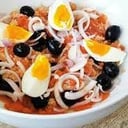 Foto de Ensalada MURCIANA (Tomate de pera, Atun, Cebolla, Alcaparras, Aceit.negras, Huevo duro)