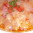 Foto de Ensalada de AHUMADOS (Tomate, lechuga mezclum, Salmon, Bacalao y Atún ahumados, Alcaparras) ALIÑO vinagreta aceite de oliva