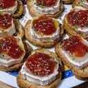 Foto de Rulo de cabra con mermelada de pimientos asados