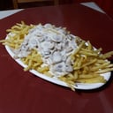Foto de Papas fritas caseras Familiar con Salsa blanca, queso champiñon + 1 agregado de pollo o vacuno