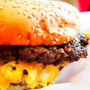 Foto de Hamburguesa con cheddar,panceta c/guarnicion