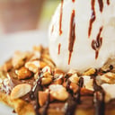 Foto de Dulce de leche, frutos secos y salsa de chocolate