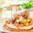 Foto de Frutas Frescas, granola y salsa de caramelo