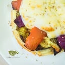 Foto de Verduritas grilladas y hongos sobre queso fundido y lluvia de semillas