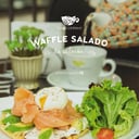 Foto de Salmón, queso crema y palta con huevo poché