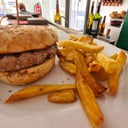 Foto de Hamburguesa y patatas fritas