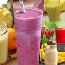 Foto de licuados con frutos rojos