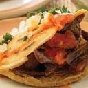 Foto de Gordita con bistec a la mexicana