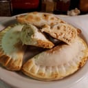 Foto de Empanada de Pollo con Salsa Blanca
