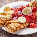 Foto de Crepe de fresas y banano con arequipe y crema chantilly