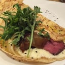 Foto de Crepe de carne roast beef y cebolla caramelizada