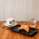 Foto de Café con Leche + 1/2 porción tostado de ternera y queso