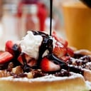 Foto de Waffle de fresas con chocolate y crema chantilly