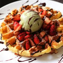 Foto de Waffle de banano con chocolate y helado