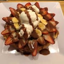 Foto de Waffle de fresas y banano con chocolate y helado