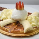 Foto de Waffle de fresas y banano con arequipe, crema chantilly y helado