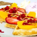 Foto de Waffle de durazno, fresa, nutella, crema chantilly y helado