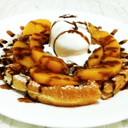 Foto de Waffle de durazno con chocolate y helado